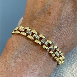 Elegant Gold Bracelet with Crystal Accents